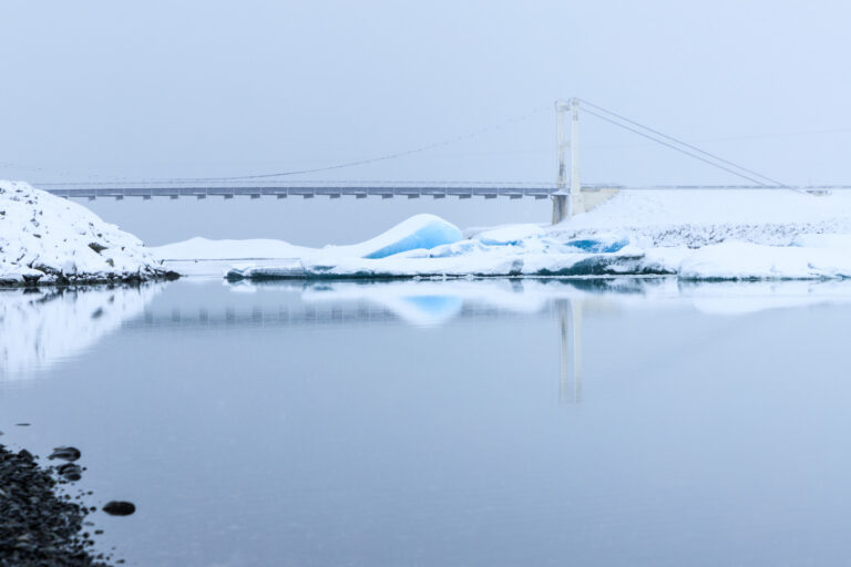 Uitzicht op de brug bij Jökulsárlón… in de sneeuw (als je goed kijkt)!