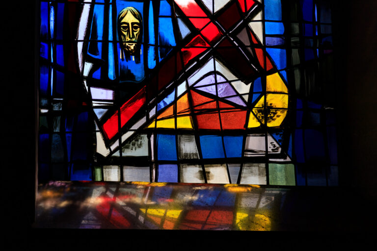 Weerspiegeling glas in lood raam in St. Michiels kerk, Luxemburg stad…